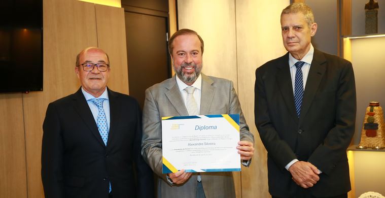 Você está visualizando atualmente Alexandre Silveira assume presidência de honra do Conselho Mundial de Energia