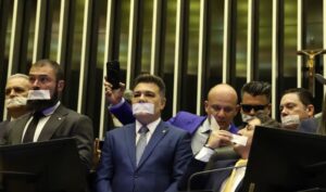 Leia mais sobre o artigo Oposição pernoita nos plenários do Congresso para impedir trabalhos
