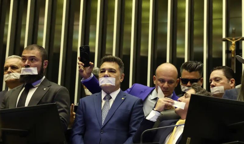 Oposição pernoita nos plenários do Congresso para impedir trabalhos