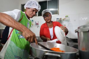 Leia mais sobre o artigo Voluntárias Sociais promovem oficina e ensinam catadores a preparar refeições saudáveis