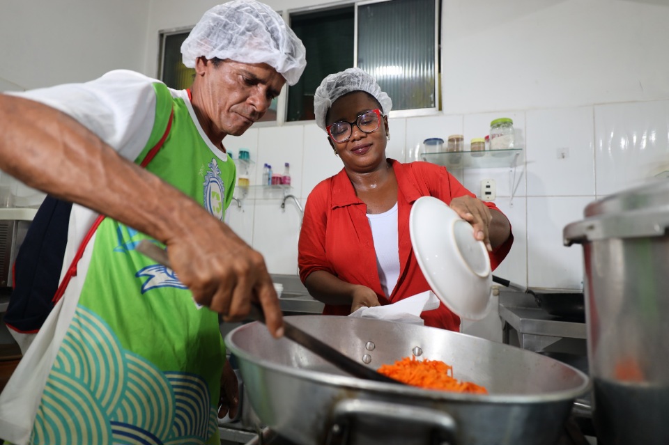 Voluntárias Sociais promovem oficina e ensinam catadores a preparar refeições saudáveis