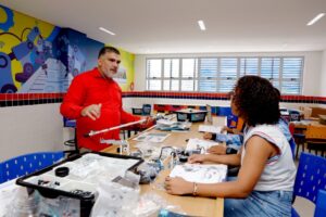 Leia mais sobre o artigo Bahia promove capacitação e entrega kits de robótica