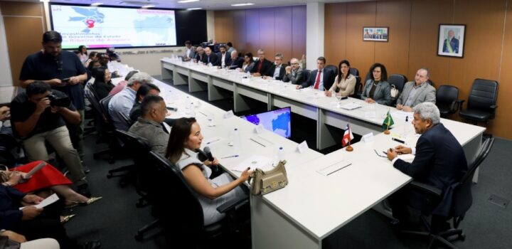 Governador entrega veículos para prefeitura de Ribeira do Amparo