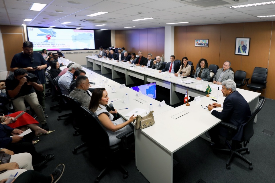 Governador entrega veículos para prefeitura de Ribeira do Amparo