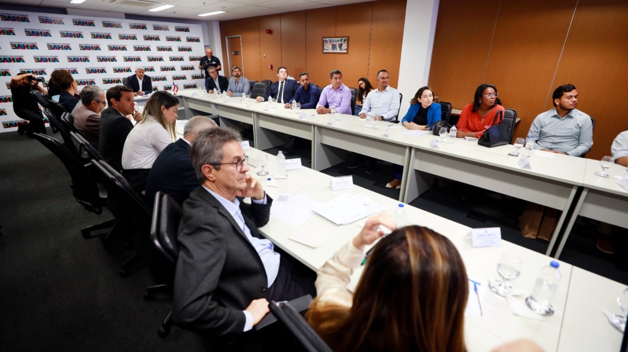 Estado entrega veículos para a saúde e ônibus escolar para o município de Iramaia
