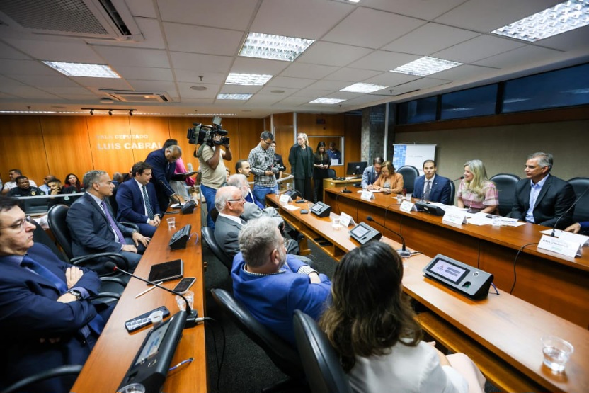 Você está visualizando atualmente Ivana Bastos destaca protagonismo da Bahia em audiência sobre novo marco regulatório dos portos
