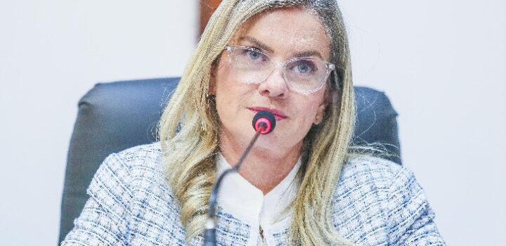 Ivana Bastos recebe Lei Orçamentária e comanda sessão que aprovou 14 iniciativas do Executivo e do Legislativo