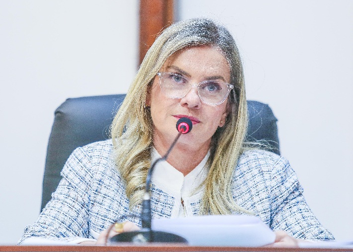 Ivana Bastos recebe Lei Orçamentária e comanda sessão que aprovou 14 iniciativas do Executivo e do Legislativo