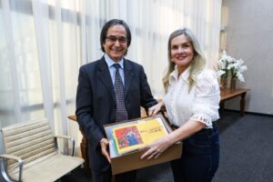 Leia mais sobre o artigo Ivana Bastos recebe comitiva de “imortais” e renova laços da ALBA com a Academia de Letras da Bahia