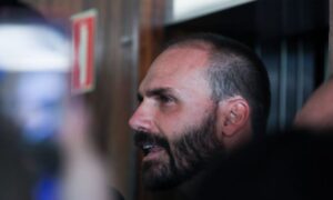 Leia mais sobre o artigo Motta nega indicação de Eduardo Bolsonaro como líder da minoria