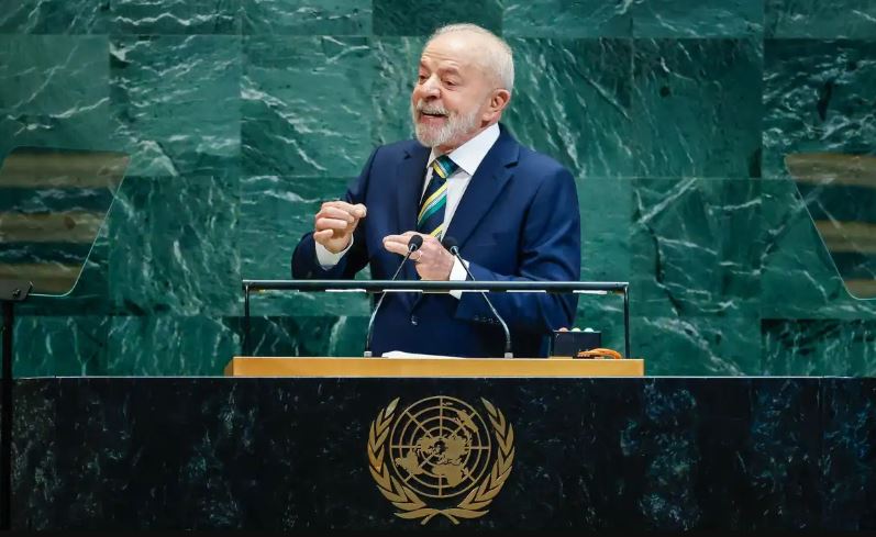 Você está visualizando atualmente Lula critica sanções e diz que Brasil resiste na defesa da democracia