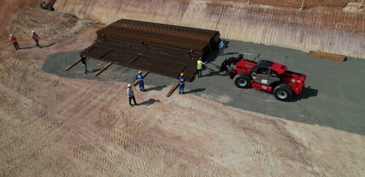 Chegada dos trilhos no Trecho 2 do VLT marca avanço das obras entre Paripe e Águas Claras