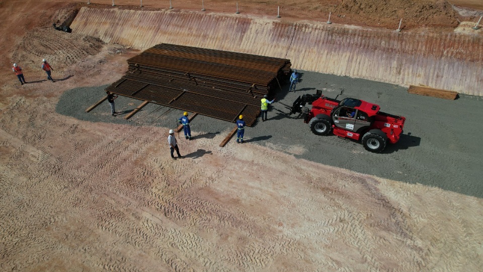Você está visualizando atualmente Chegada dos trilhos no Trecho 2 do VLT marca avanço das obras entre Paripe e Águas Claras