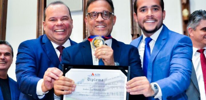 Vice-governador Geraldo Júnior prestigia entrega da Comenda 2 de Julho a Zé Eduardo