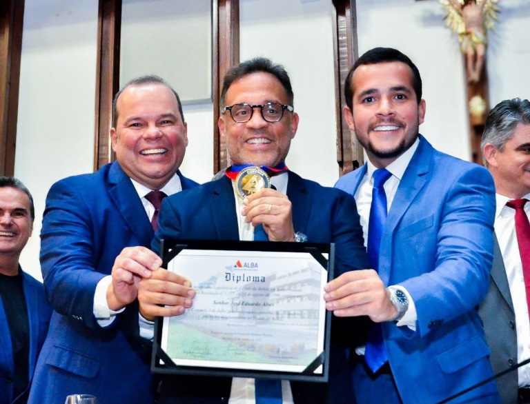 Vice-governador Geraldo Júnior prestigia entrega da Comenda 2 de Julho a Zé Eduardo<br>