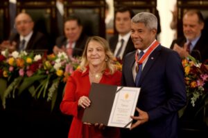 Leia mais sobre o artigo Jerônimo Rodrigues recebe homenagem durante abertura do XVII Consepre