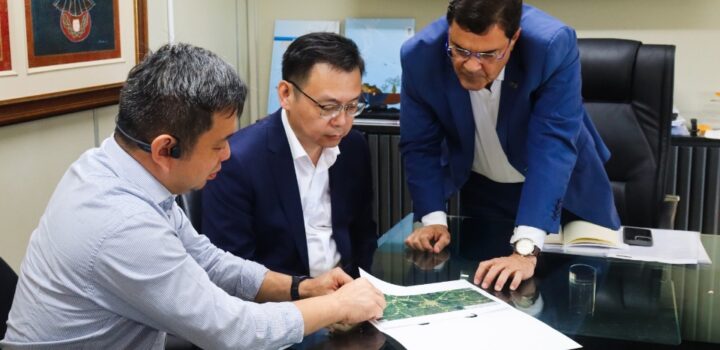 Executivos da BYD participam de reunião na Secretaria de Desenvolvimento Econômico