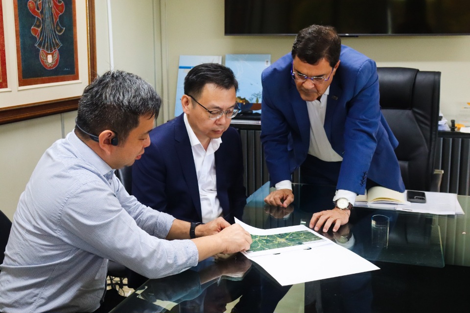 Executivos da BYD participam de reunião na Secretaria de Desenvolvimento Econômico