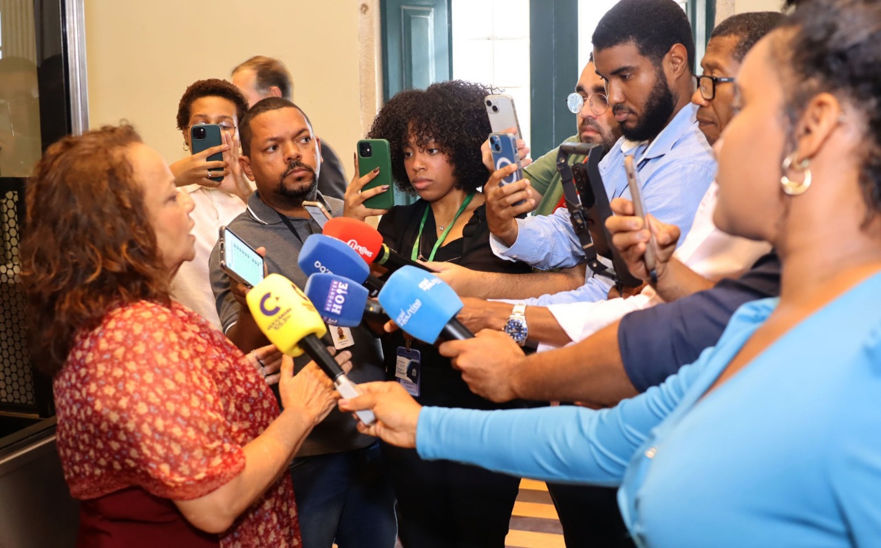 Aladilce critica falta de transparência na votação de projetos do Executivo