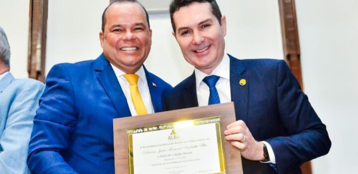 Geraldo Júnior participa de outorga de título baiano a Jader Filho