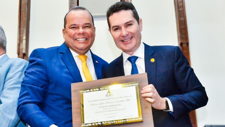 Geraldo Júnior participa de outorga de título baiano a Jader Filho