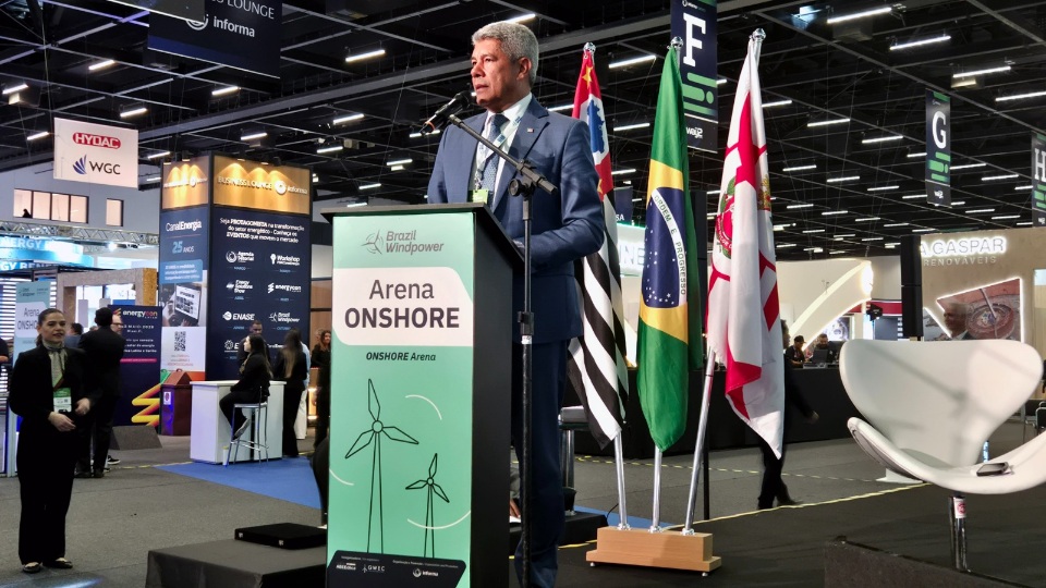 Bahia lidera produção de energia eólica e governador recebe a comenda