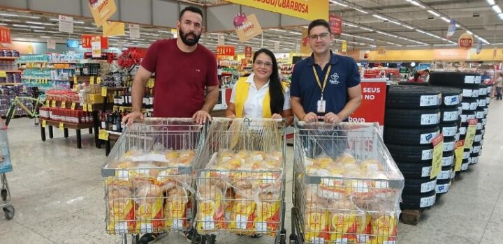 Mais de mil pacotes de pão são doados em ação solidária