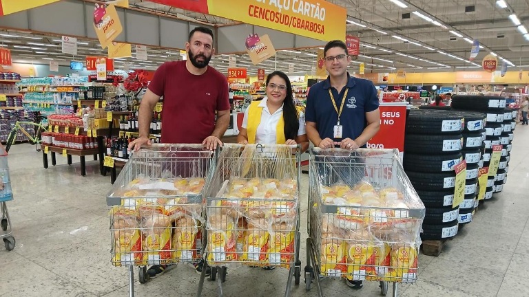 Mais de mil pacotes de pão são doados em ação solidária