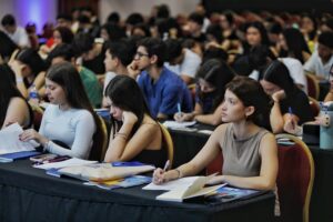 Leia mais sobre o artigo Revisão gratuita de conteúdos para vestibular de Medicina lota auditório em Salvador