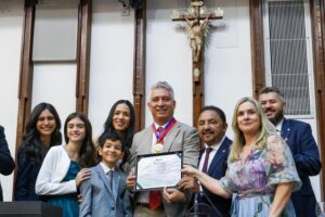 Leia mais sobre o artigo Ivana Bastos elogia trajetórias de Henrique Carballal e Raul Jungmann, homenageados com título e comenda