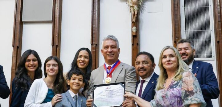 Ivana Bastos elogia trajetórias de Henrique Carballal e Raul Jungmann, homenageados com título e comenda