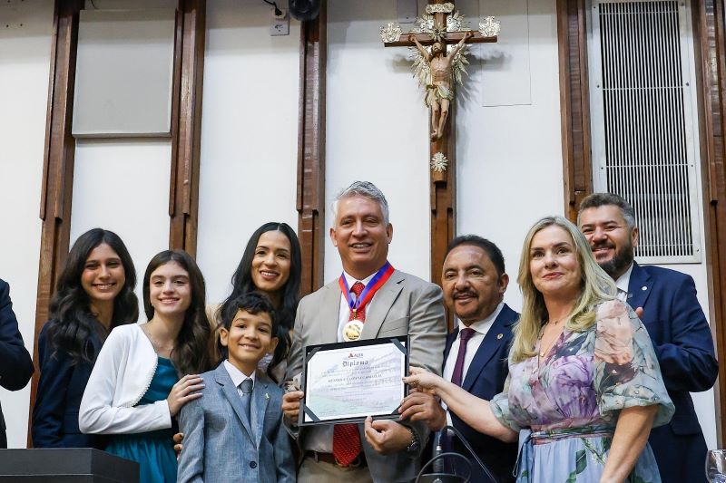 Ivana Bastos elogia trajetórias de Henrique Carballal e Raul Jungmann, homenageados com título e comenda