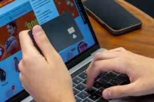 Leia mais sobre o artigo Sobe de 13% para 38% total de consumidores que desistiram de importar devido à “taxa das blusinhas”, revela CNI