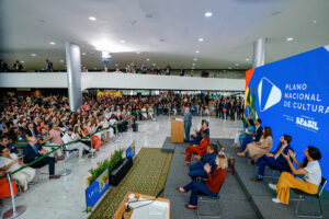 Leia mais sobre o artigo “Vocês representam a alma e a mente do povo brasileiro”, diz Lula ao enviar novo Plano de Cultura ao Congresso