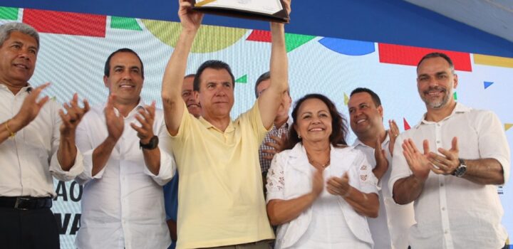 Aladilce entregou a cidadania de Salvador ao ministro Luiz Marinho