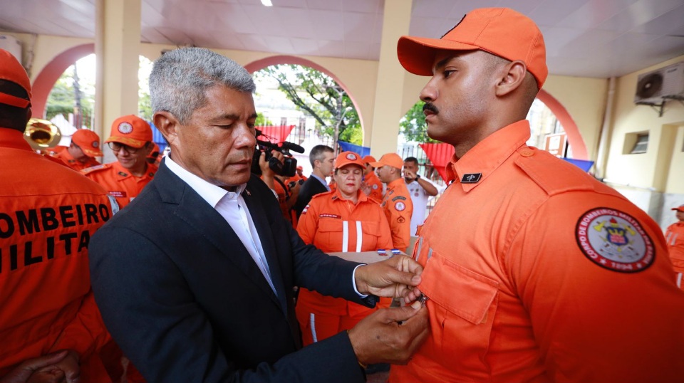 Você está visualizando atualmente Governador participa de cerimônia em reconhecimento aos  bombeiros que atuaram nas enchentes do RS