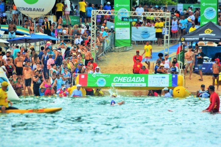 A Petrobahia Travessia Itaparica-Salvador recebe centenas atletas na Baía de Todos os Santos