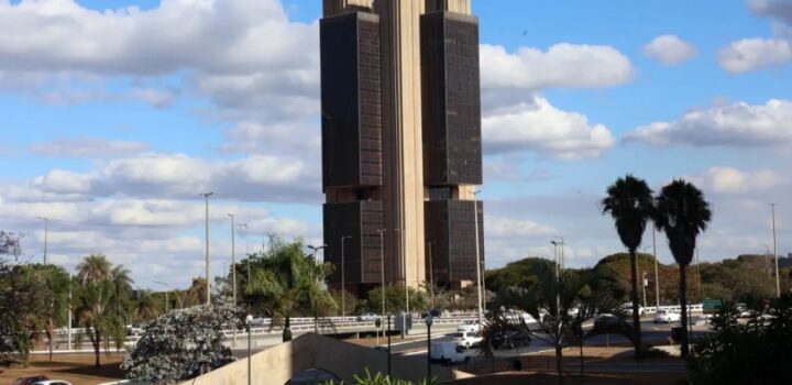 Inflação de 2025 ficará abaixo do teto da meta, em 4,45%