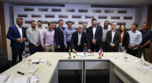 Leia mais sobre o artigo Estado assina convênios e anuncia pavimentação de rodovias em zonas rurais da Bahia