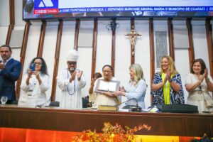 Leia mais sobre o artigo Ivana Bastos participa da sessão de entrega do título   de Cidadania Baiana à empresária Lícia Fábio