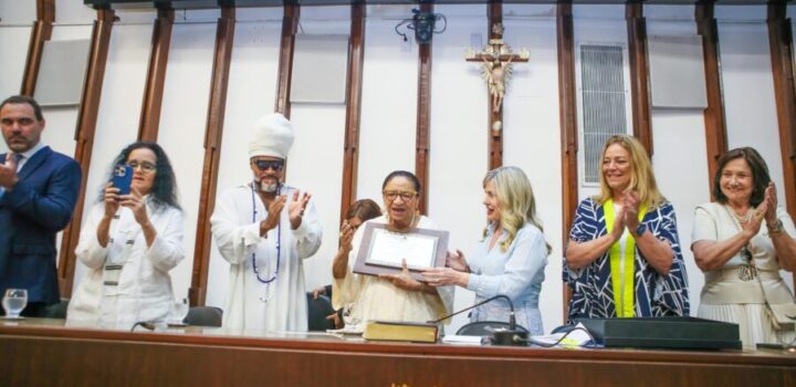 Ivana Bastos participa da sessão de entrega do título   de Cidadania Baiana à empresária Lícia Fábio