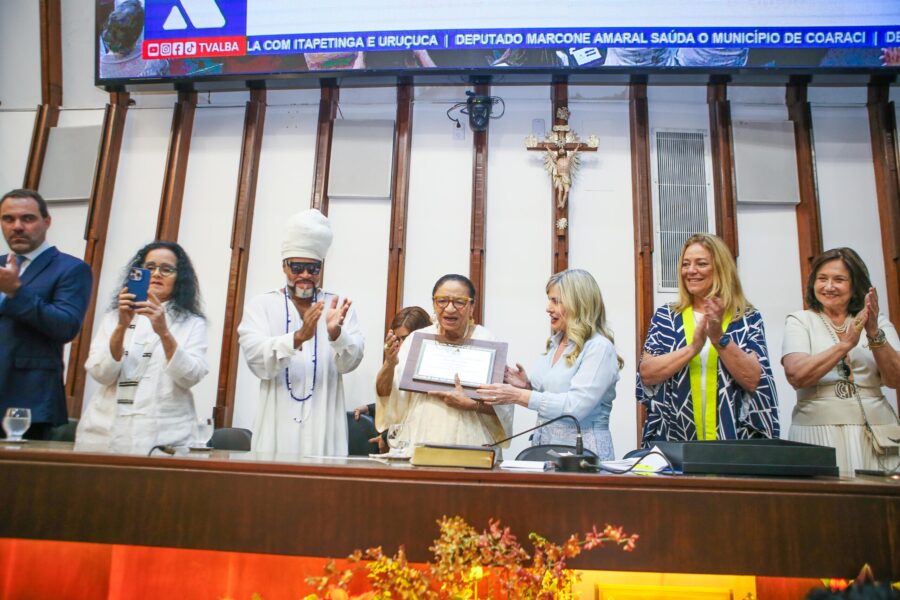 Ivana Bastos participa da sessão de entrega do título   de Cidadania Baiana à empresária Lícia Fábio