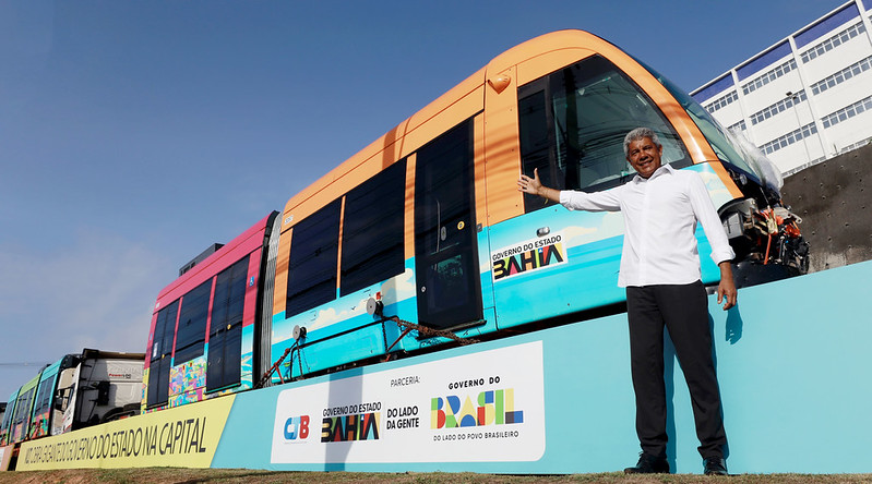Governador Jerônimo participa da entrega do primeiro trem do VLT