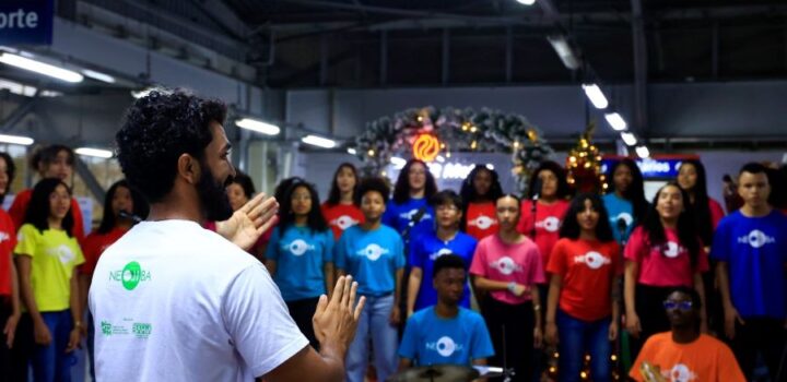 Natal Musical: coral do Neojiba encanta o público da Estação Rodoviária do Metrô