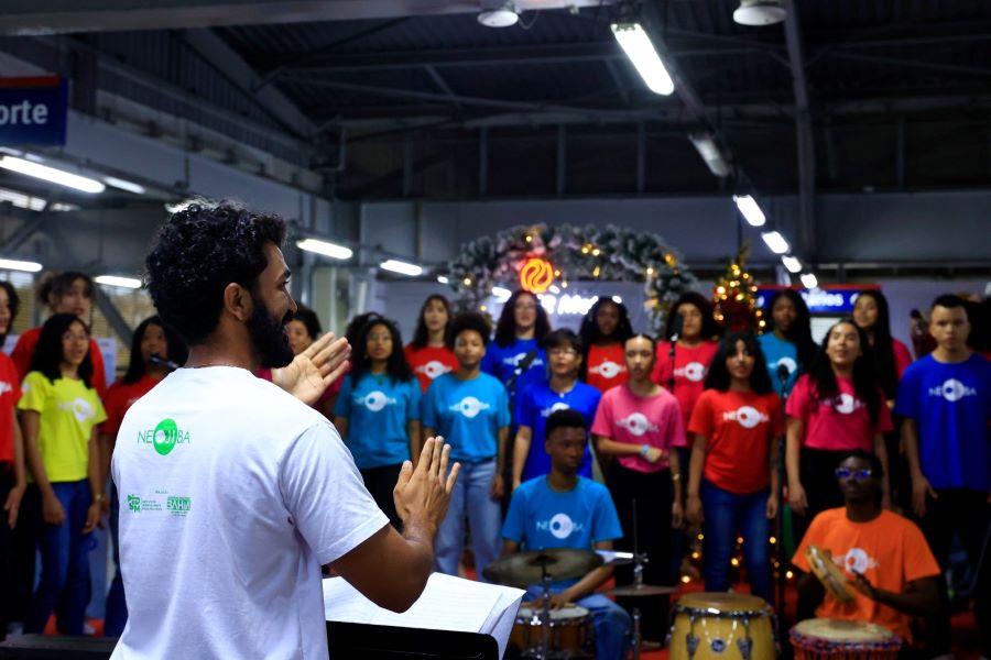Natal Musical: coral do Neojiba encanta o público da Estação Rodoviária do Metrô