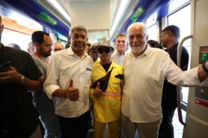 Leia mais sobre o artigo Obra do Governo do Estado, VLT faz primeira viagem-teste e marca avanço na mobilidade da capital baiana