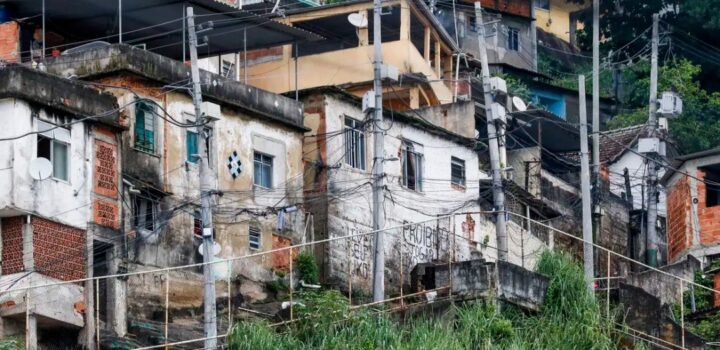 Quase 20% da população de favelas vivem em vias onde não passam carros