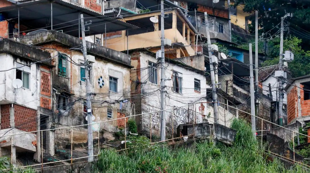 Quase 20% da população de favelas vivem em vias onde não passam carros