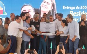 Leia mais sobre o artigo Em Barreiras, governador entrega 500 moradias do Minha Casa, Minha Vida e obras de pavimentação