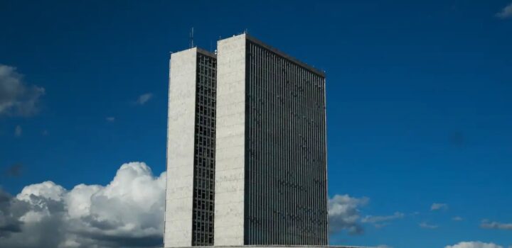 Câmara cancela passaporte diplomático de Eduardo Bolsonaro e Ramagem